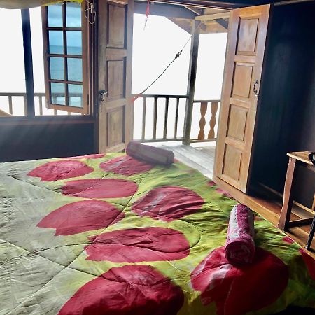 Beachfront Hut Upstairs Astra - Beach Shack Chalet Kampong Juara Zewnętrze zdjęcie