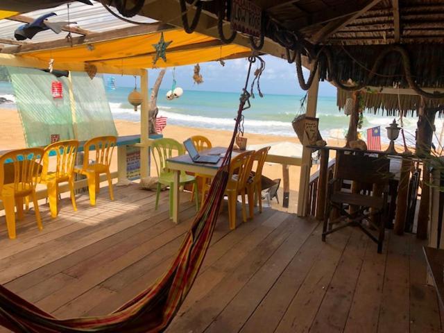 Beachfront Hut Upstairs Astra - Beach Shack Chalet Kampong Juara Zewnętrze zdjęcie