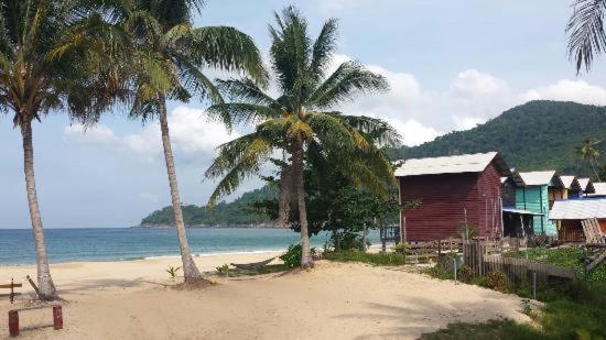 Beachfront Hut Upstairs Astra - Beach Shack Chalet Kampong Juara Zewnętrze zdjęcie