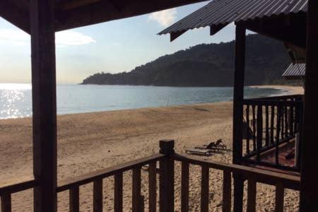 Beachfront Hut Upstairs Astra - Beach Shack Chalet Kampong Juara Zewnętrze zdjęcie