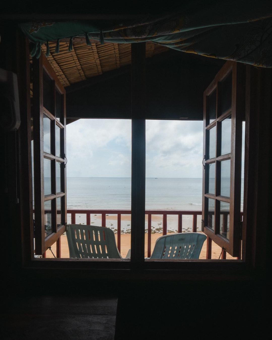 Beachfront Hut Upstairs Astra - Beach Shack Chalet Kampong Juara Zewnętrze zdjęcie